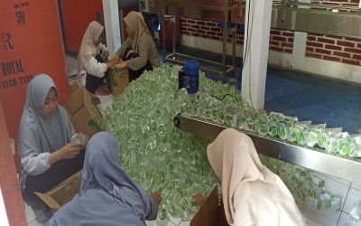 Wujudkan Kemandirian Ekonomi, Pesantren Alfattah Kikil Kembangkan AMDK Fattahie Water melalui Program OPOP