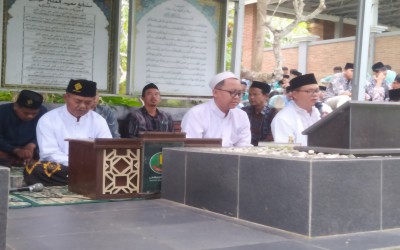 Seluruh Santri dan Ustad Pesantren Al-Fattah Kikil gelar  Ziarah Masyayikh ke TPU Banyuripan